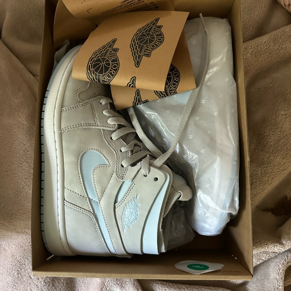 NWT Nike W Air Jordan 1 Zoom Air Cmft Grey Fog/Celestine size 7.5